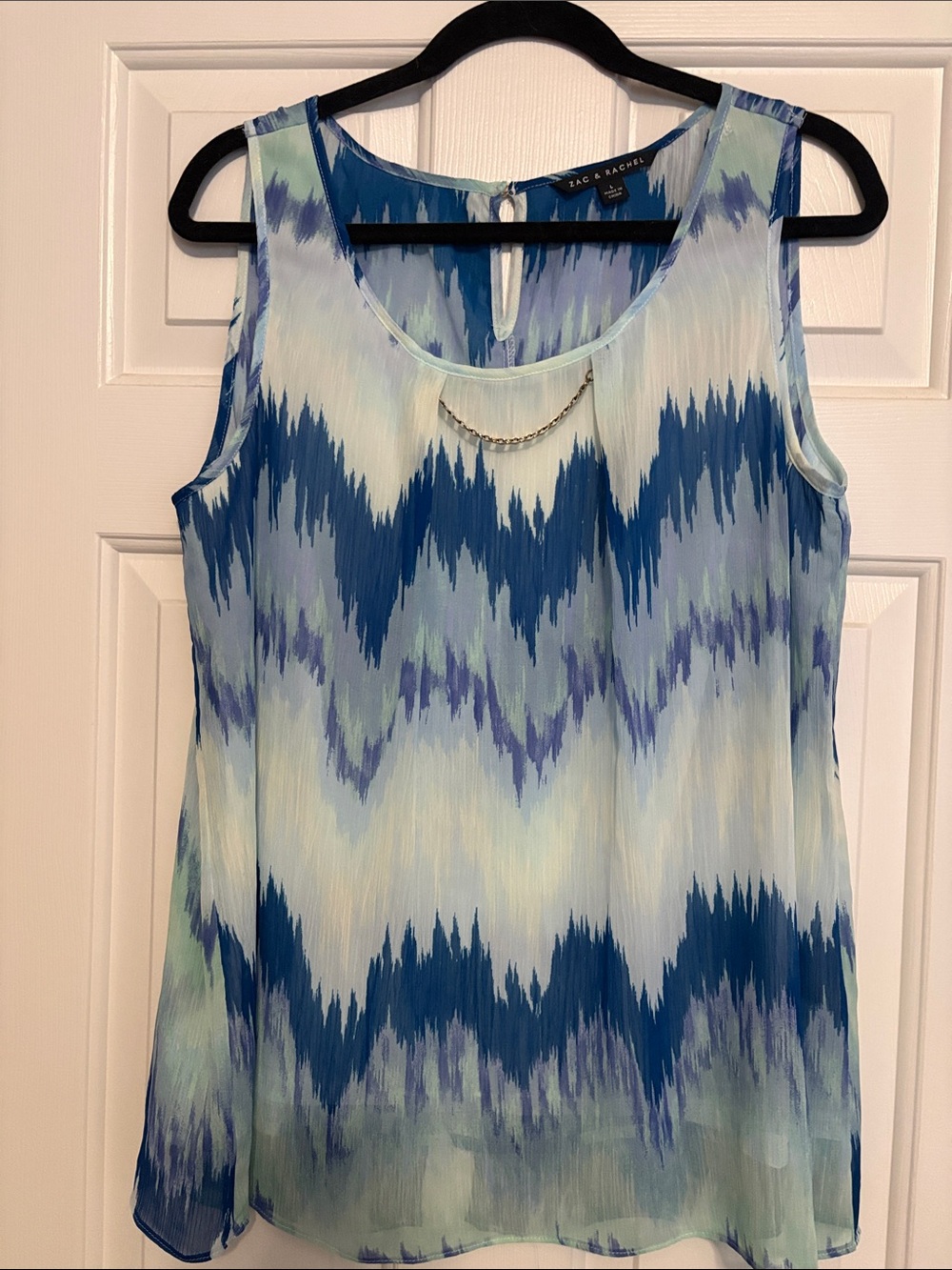 Zac & Rachel Blue and White Patterned Chain-Accent Sleeveless Top